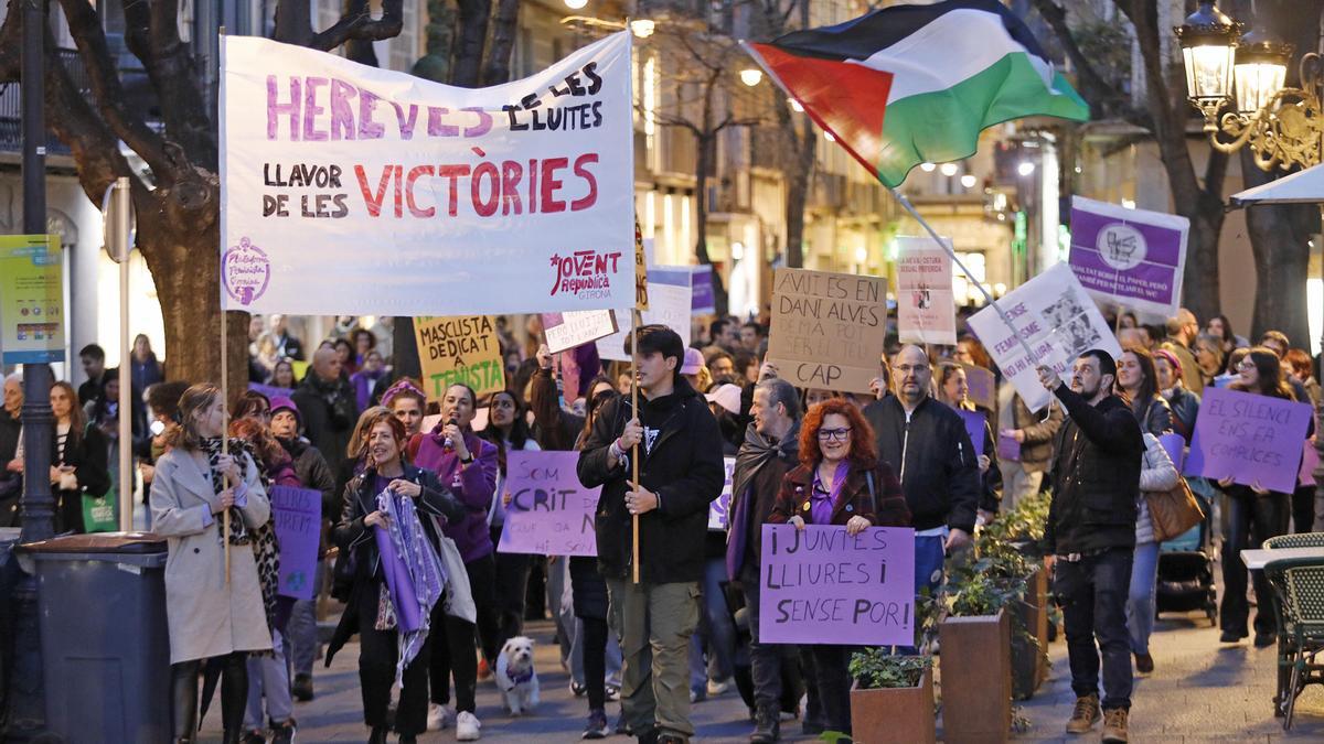 La manifestació feminista del 8-M a Girona en imatges