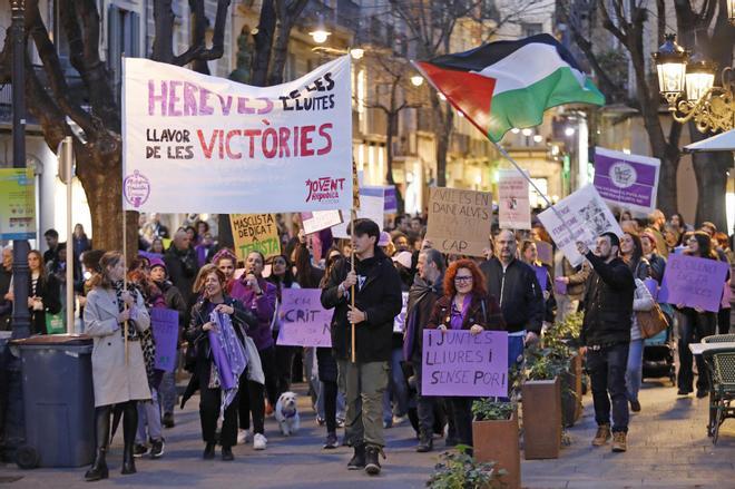 La manifestació feminista del 8-M a Girona en imatges