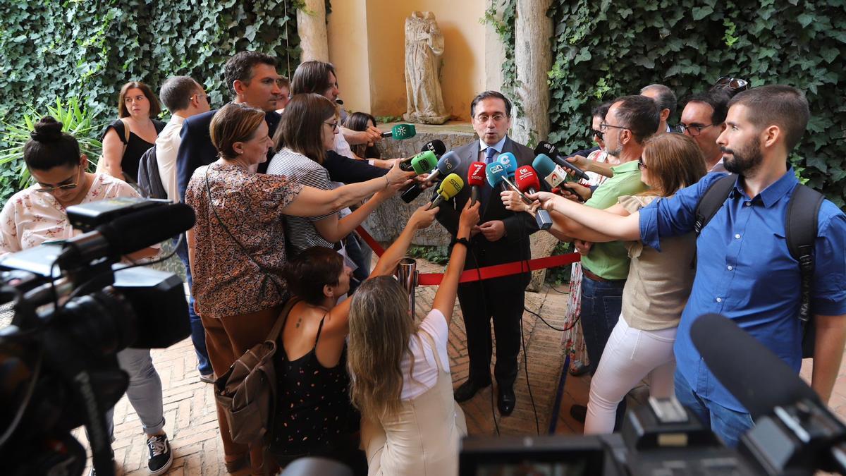 El ministro Albares atiende a los medios de comunicación en el Palacio de la Merced, donde se celebra la cumbre del Proceso de Áqaba.