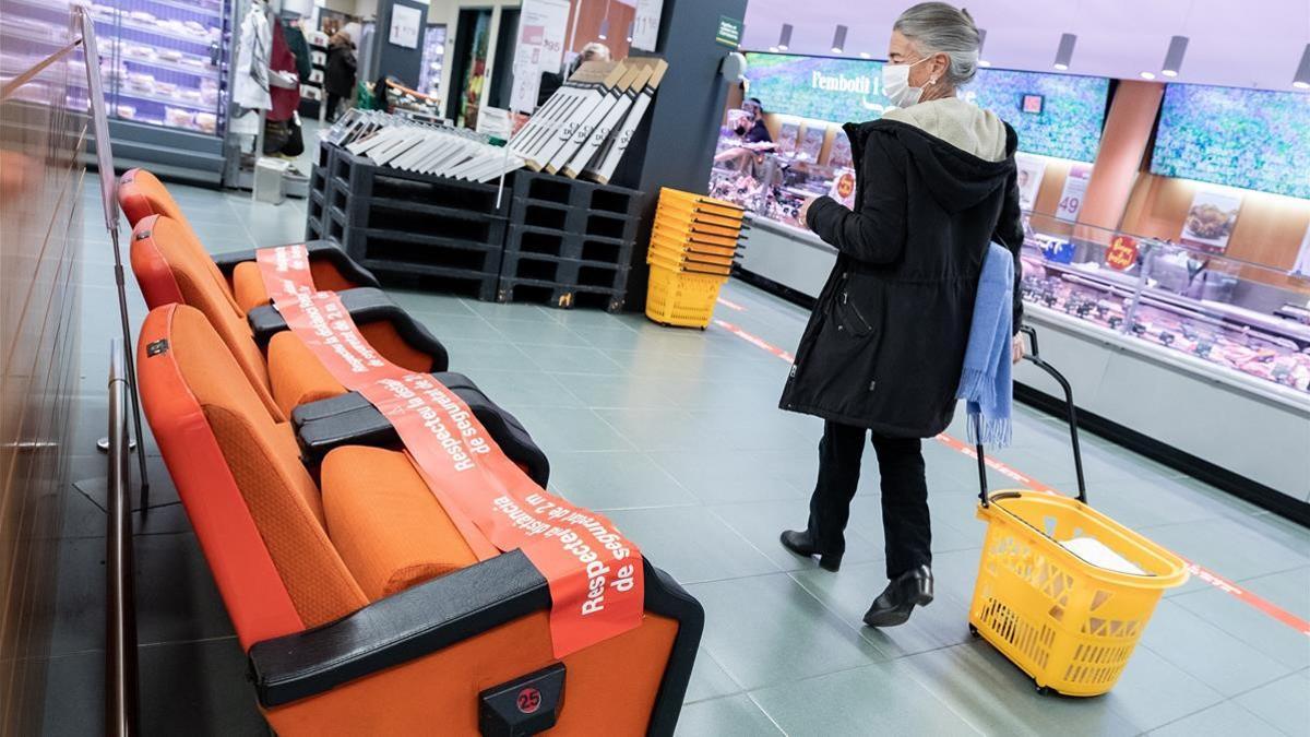 Barcelona  05 01 2021 Las butacas que se exhiben dentro del supermercado Bonpreu que un dia fue el cine Urgell  Foto Robert Ramos