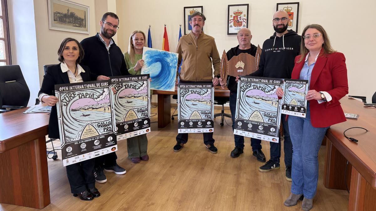 Por la izquierda, Carolina Álvarez, concejala de Cultura; el alcalde Pedro Fernández, Adela Bas, organizadora del Campeonato; Jesús Espina, presidente de la Federación Asturiana de Surf; Pepe Alonso, organizador del campeonato; José Ramón Loza, concejal de Deportes; y Salomé Sánchez, concejal de Hacienda, Salud y Servicios Sociales.