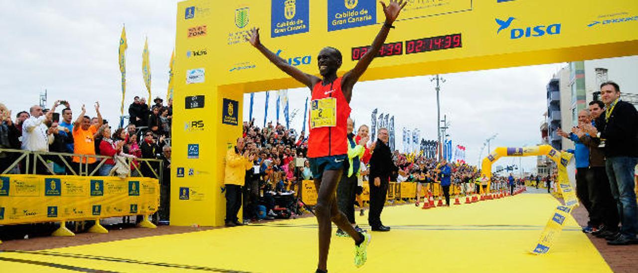 Pahris Kimani, campeón del DISA Gran Canaria Maratón 2015, en su entrada en meta.