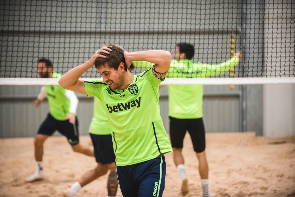 El Levante cambia el césped por la playa cubierta