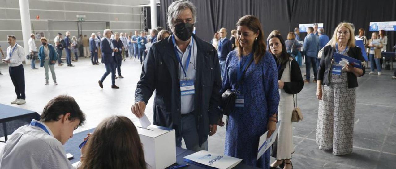 Pedro Puy vota en el recinto ferial de Pontevedra, ayer.   | ALBA VILLAR