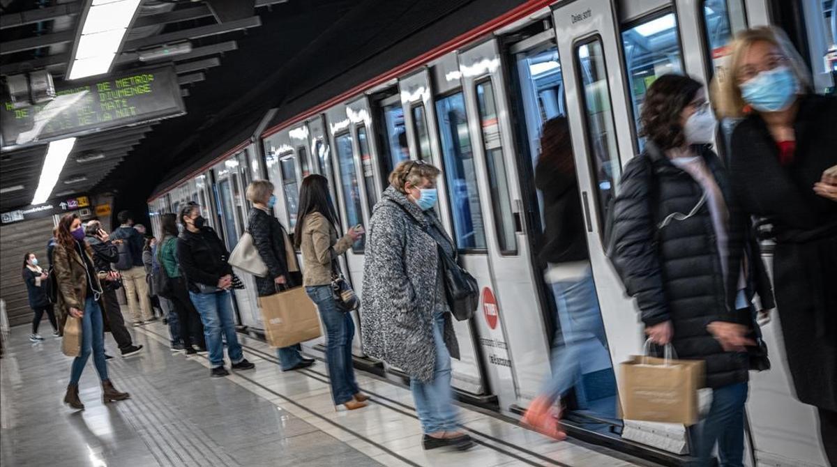 Un convoy de metro de Barcelona, en la L5. Un convoy de metro de Barcelona, en la L5.