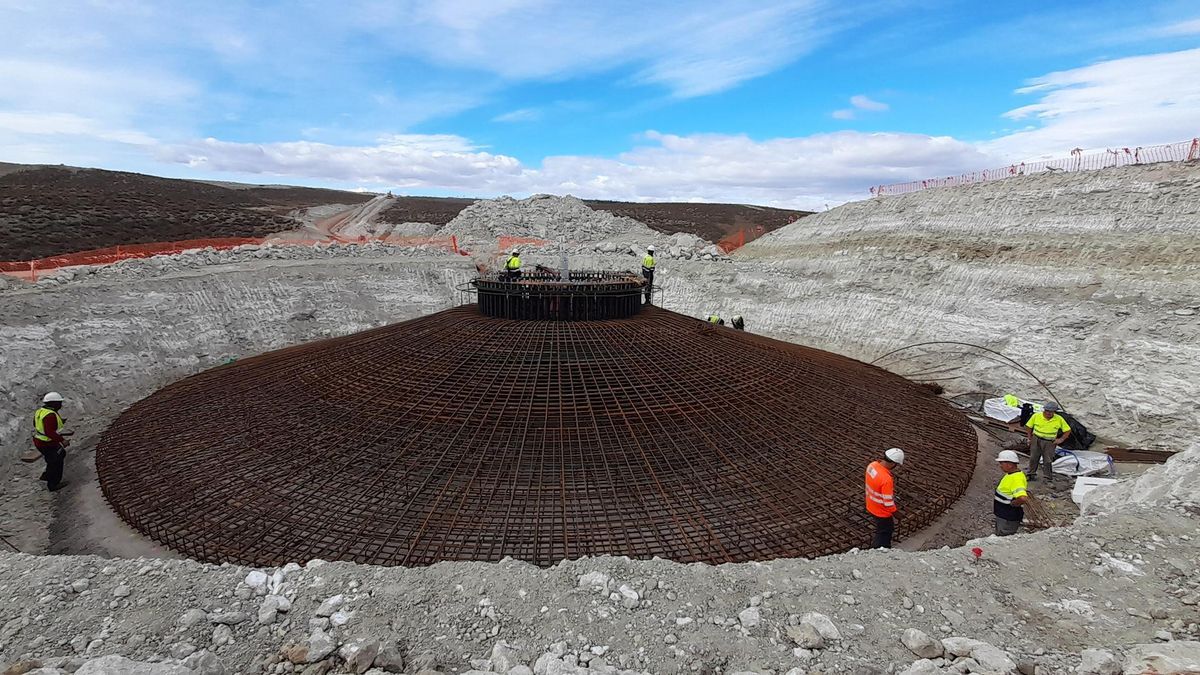 Obras de construcción de un aerogenerador en un parque eólico promovido por Forestalia en la provincia de Zaragoza.
