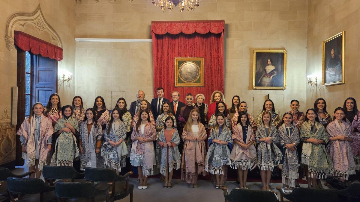 Las falleras mayores de València y sus cortes de honor con los pañolones de seda.