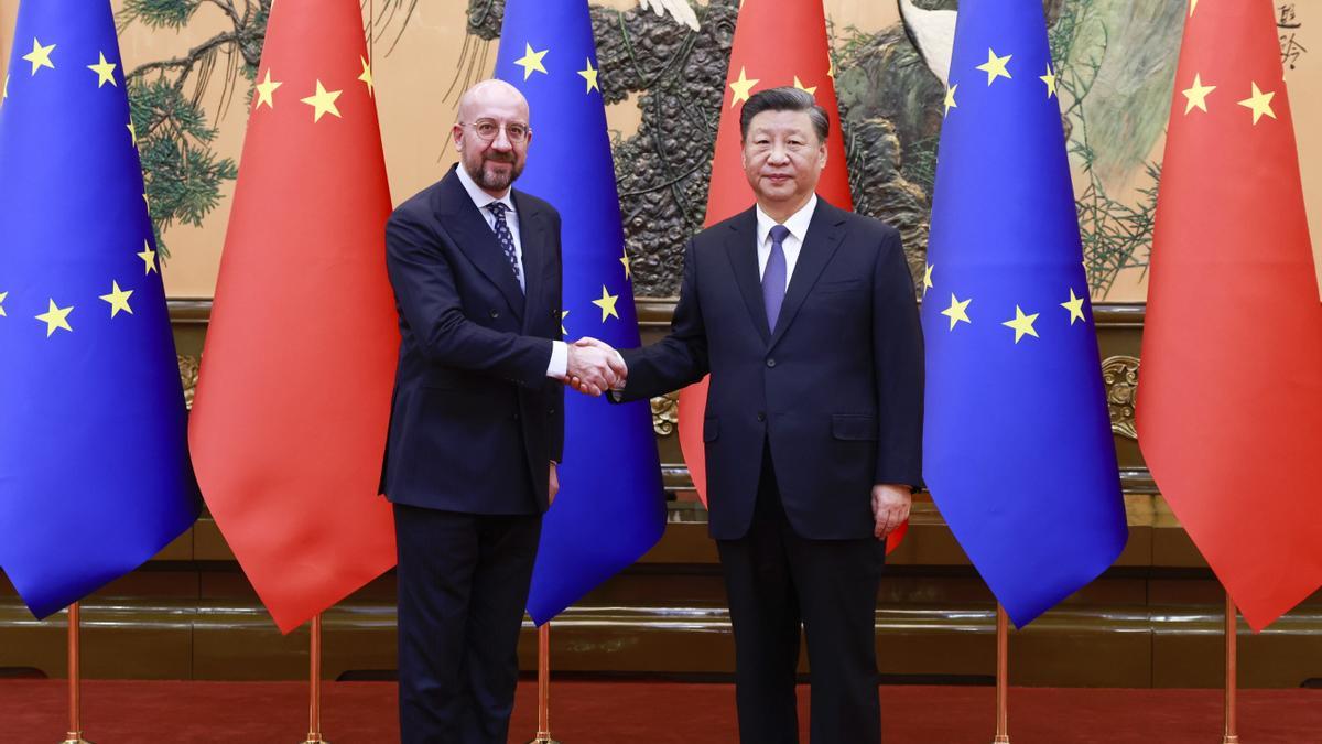 El presidente del Consejo Europeo, Charles Michel, y el presidente chino, Xi Jinping.