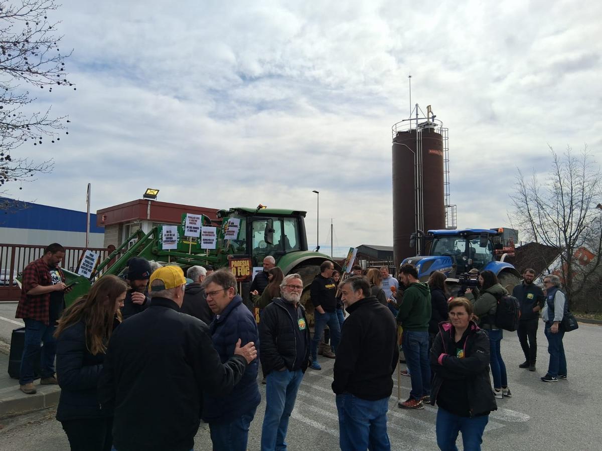 Un momento de la protesta de Unió de Pagesos ante la fábrica del grupo Pascual en Gurb (Barcelona).