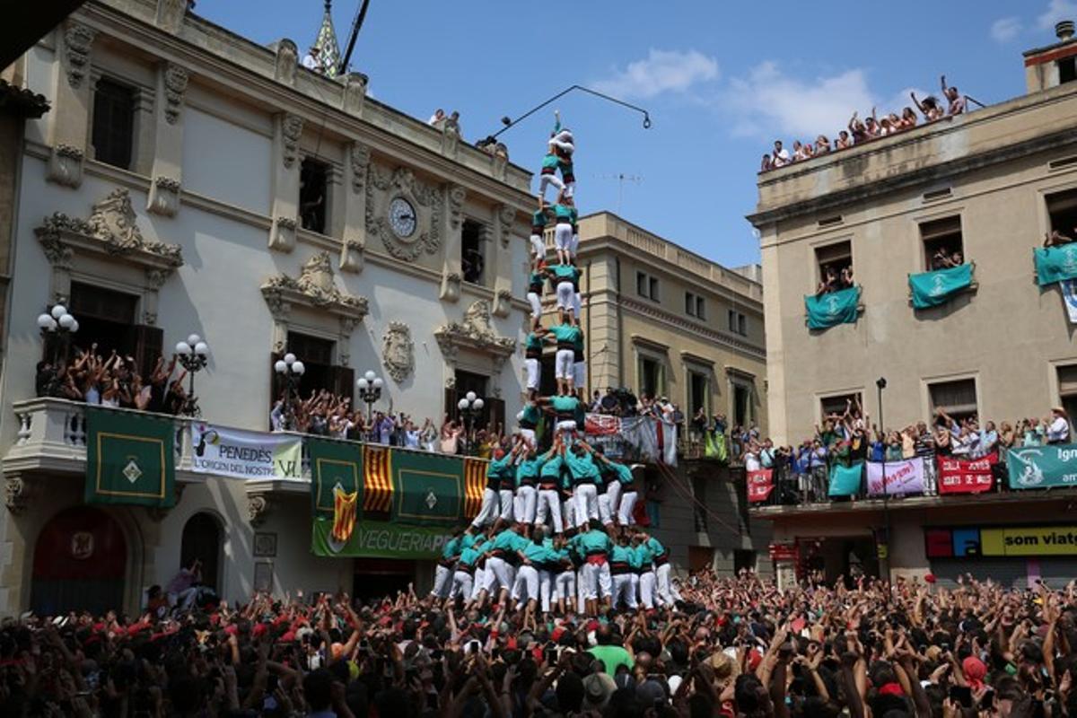 Los ’castellers’ de Vilafranca cargan un histórico ’3 de 10 amb folre i manilla’.