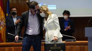 La vicepresidenta segunda, Yolanda Díaz, y el exlíder de Podemos, Pablo Iglesias, en el traspaso de carteras el pasado mes de marzo