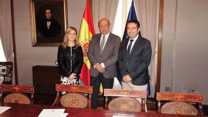 El alcalde (d), el director general (c) y la senadora (i).