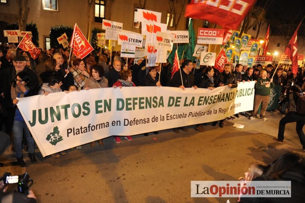 Varios centenares de manifestantes rechazan el concierto de Bachillerato y FP