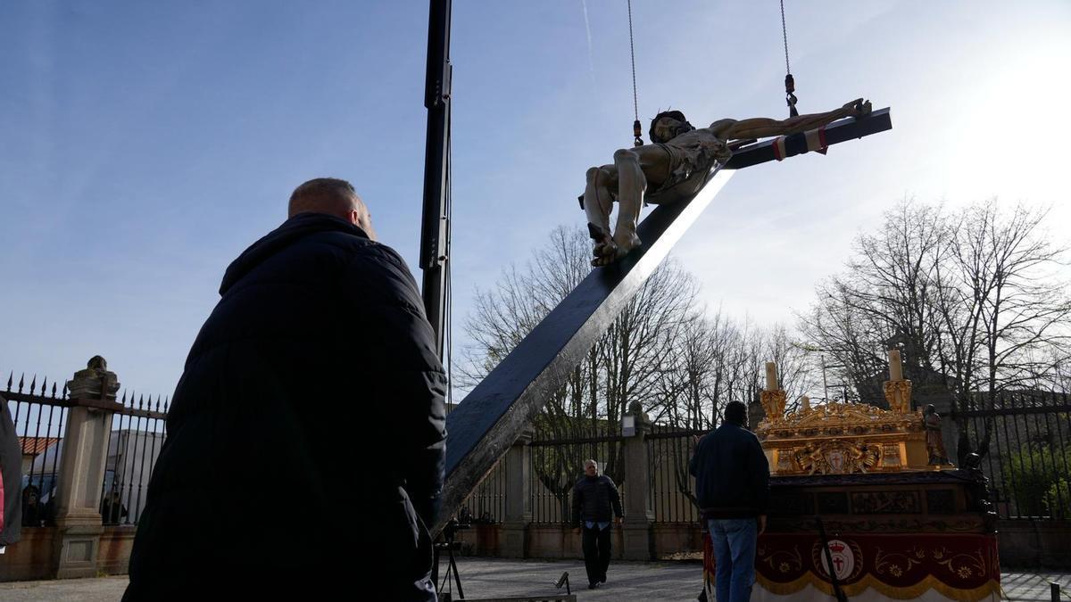 La Cofradía del Silencio prepara y traslada al Cristo de las Injurias.
