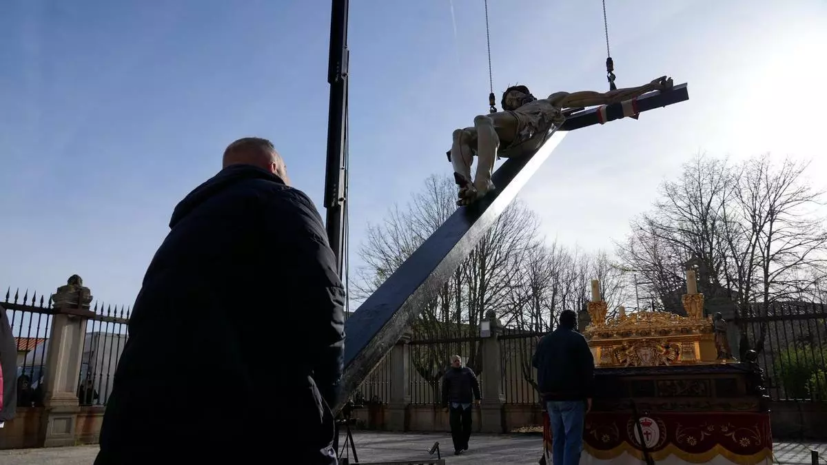 El Cristo de las Injurias aguarda ya en la carpa