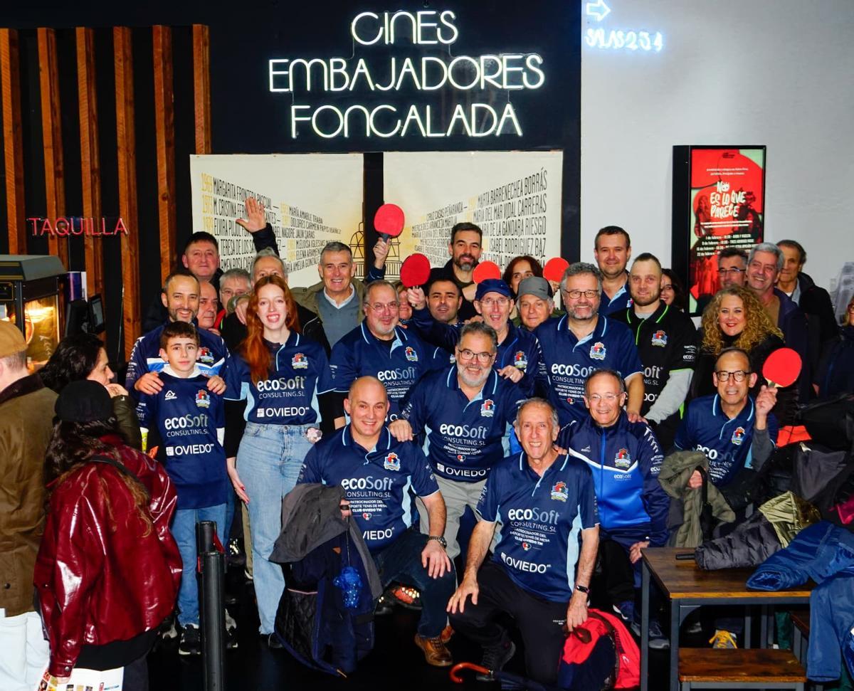 Componentes del Club Oviedo Tenis de Mesa con familiares antes de la sesión de estreno de Marty Supreme este viernes.