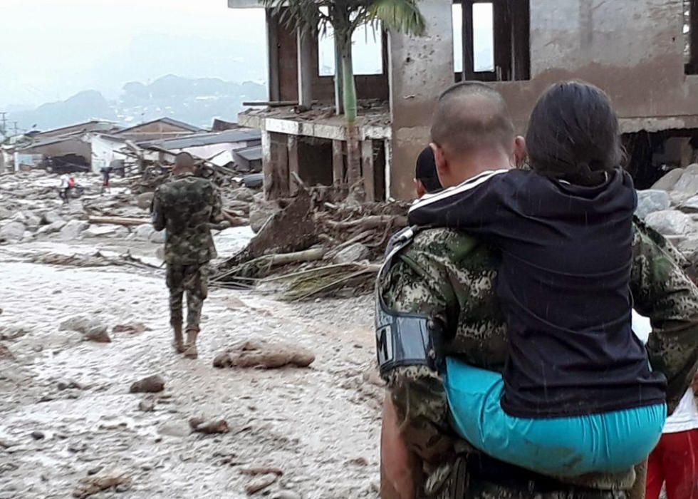 Más de 130 muertos en una avalancha de tierra en Colombia