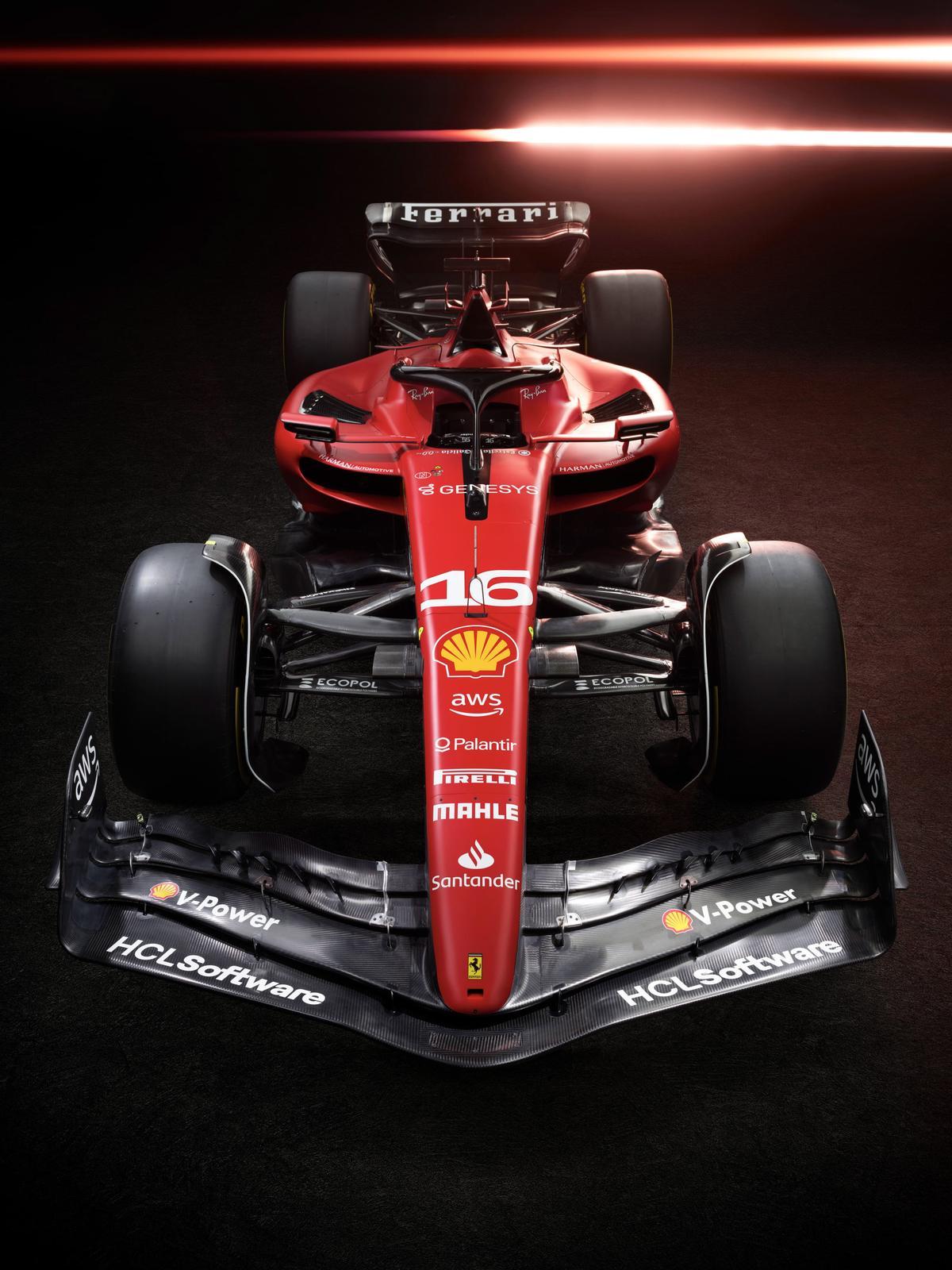 Ferrari muestra al nuevo director del equipo Frederic Vasseur y a los pilotos Carlos Sainz Jr. y Charles Leclerq posando con el nuevo Ferrari SF-23 en la presentación en Maranello, Italia