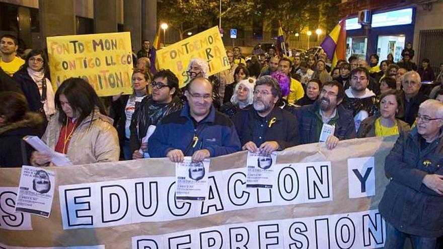 Los manifestantes portaban pancartas con mensajes en favor de la libertad de expresión y contra la represión