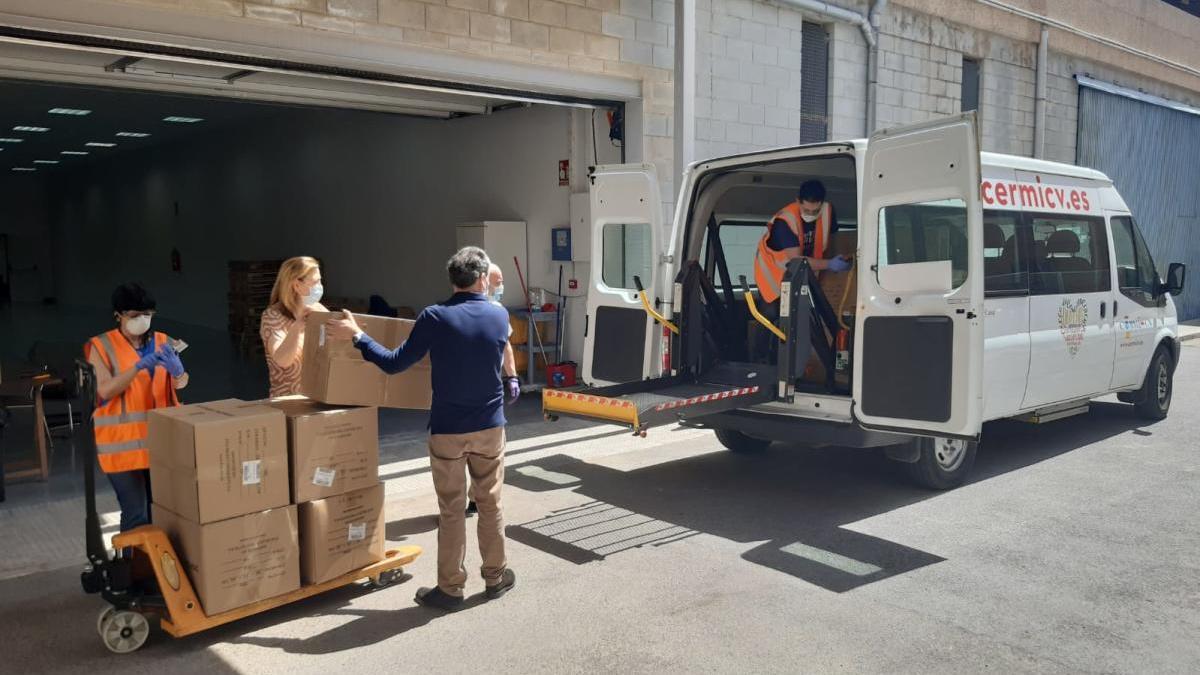 Momento de la carga esta mañana del material sanitario para su reparto.