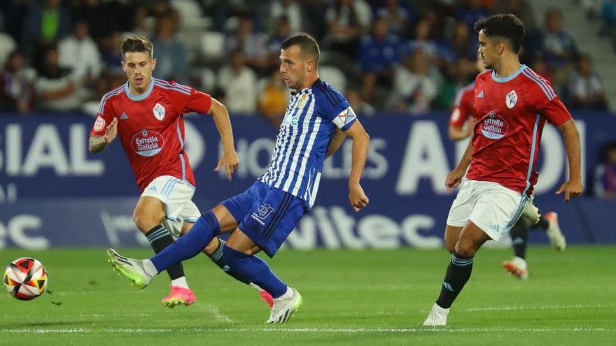 Alfon y Damián persiguen a un contrario durante el partido de ayer.