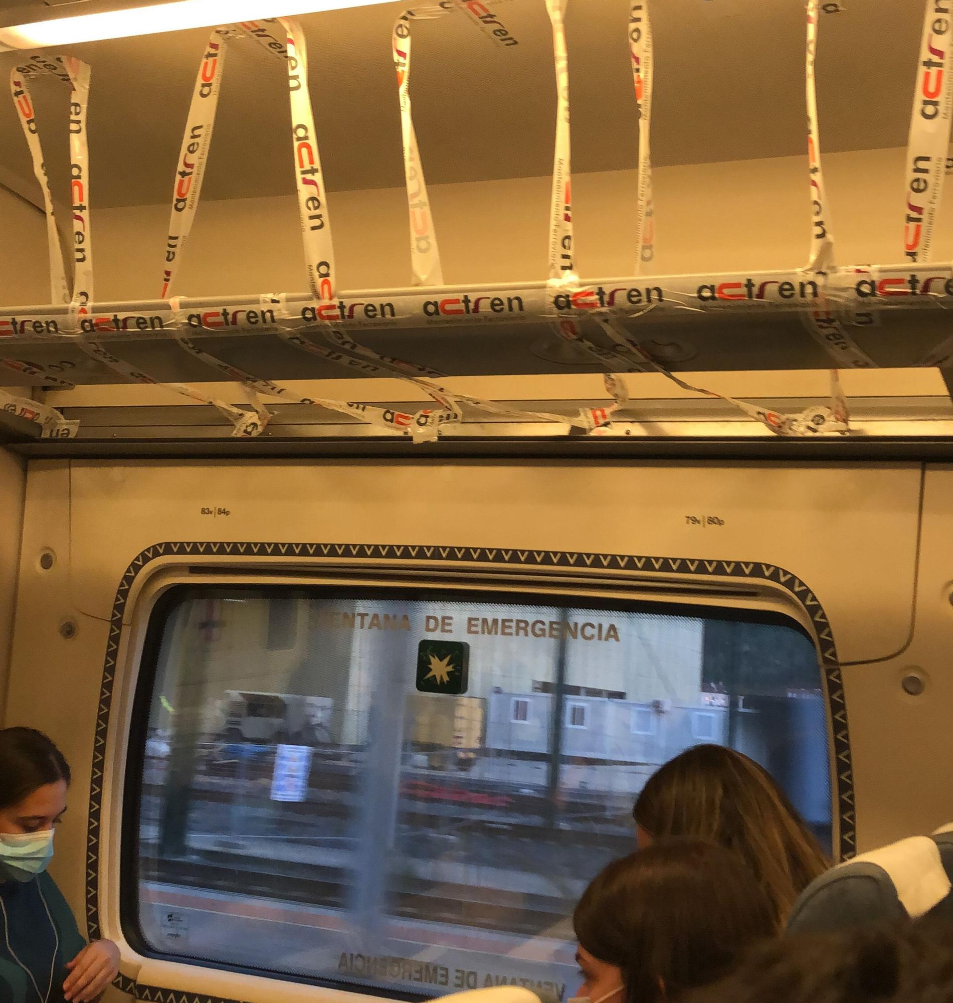 Interior del tren con el portaequipajes precintado.