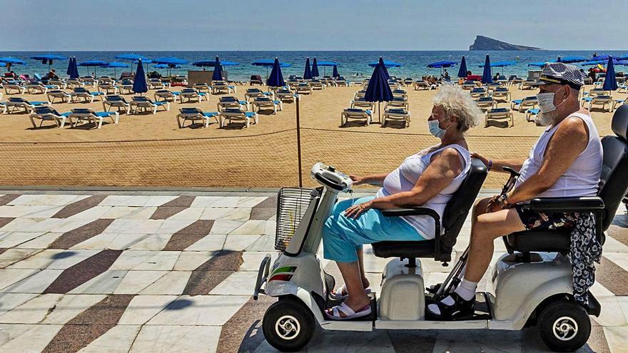 Dos mares en Benidorm, el de las tumbonas vacías en la arena y el Mediterráneo al fondo, ayer al mediodía.