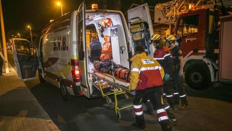 Bomberos y sanitarios participaron en el rescate y traslado del herido.