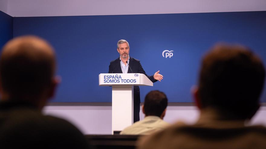 El vicesecretario de Economía, Juan Bravo, en la sede el PP este domingo.