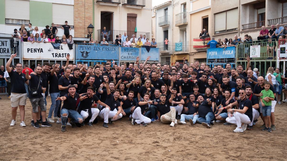 Foto de familia de la peña Gent del Bou, protagonista de la jornada.