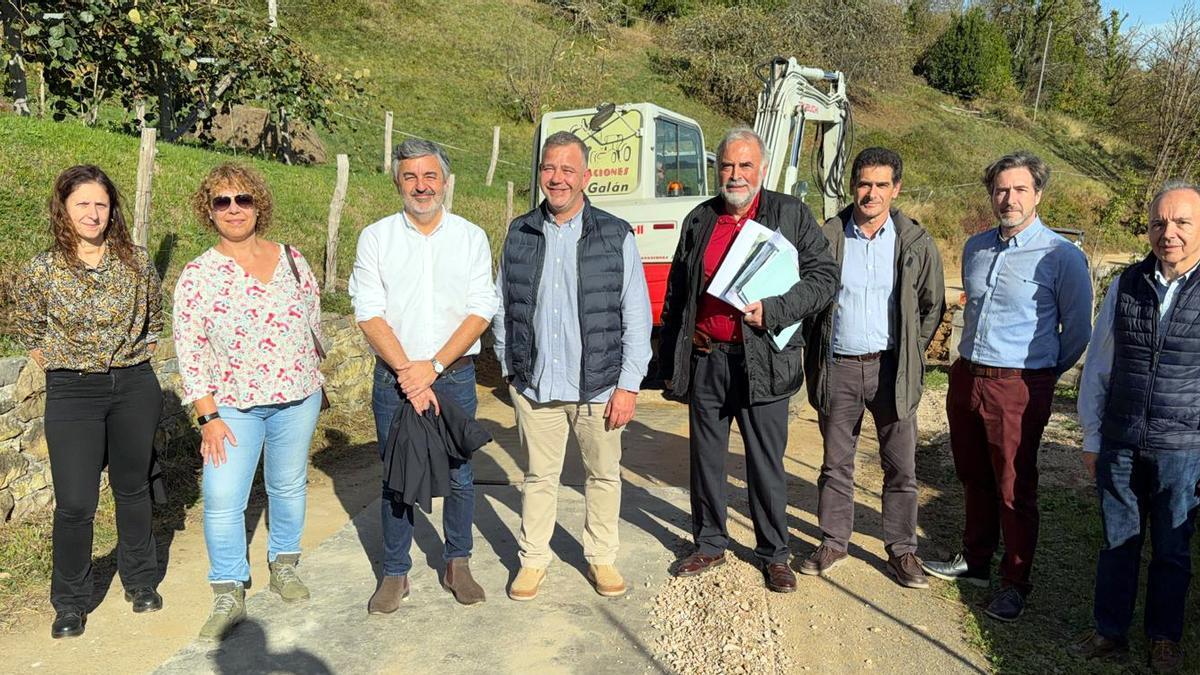 El consejero de Movilidad, Alejandro Calvo, y el alcalde de Belmonte de Miranda, Gilberto Alonso, (segundo y tercero por la izquierda), visitan las obras de saneamiento y depuración en la localidad de Leiguarda, junto con la directora general del Agua, Vanesa Mateo (primera por la izquierda).