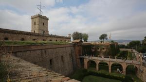 Una estació intermèdia al Poble-sec i que arribi de nou al castell: el que els barcelonins volen del Funicular de Montuïc