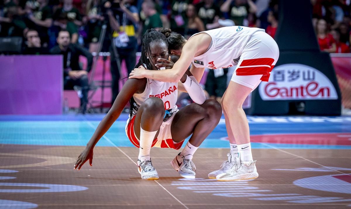 Iyana Martín consuela a Awa Fam. Ellas dos, con solo 17 años, auguran un futuro enorme al baloncesto español