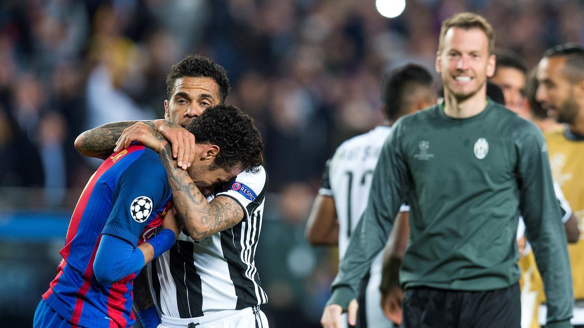 Alves consuela a Neymar en presencia de un sonriente Neto, entonces en la Juventus.