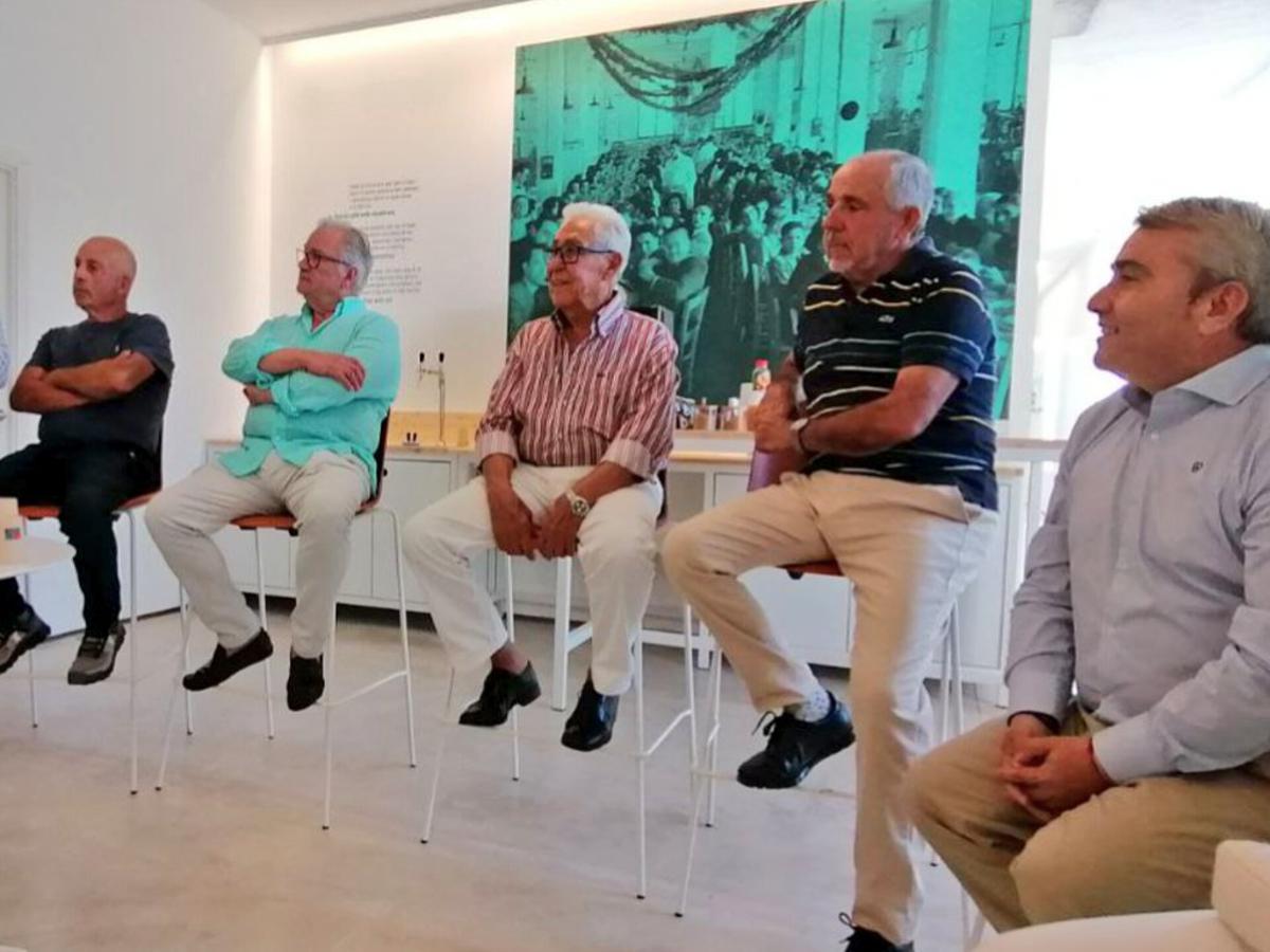 Benet M.O., en el centro, durante una charla ofrecida en septiembre en el Museu del Calçat i de la Indústria de Inca.