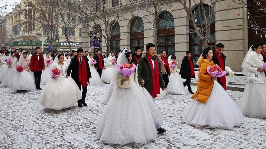 Diverses parelles acabades de casar en una celebració a Harbin