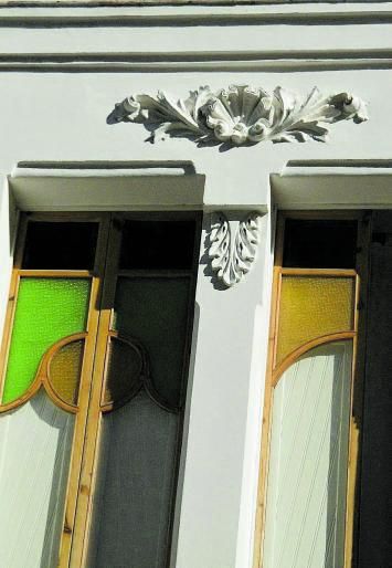 Detall de la façana i de les finestres que donen al carrer de s&#039;Alamera