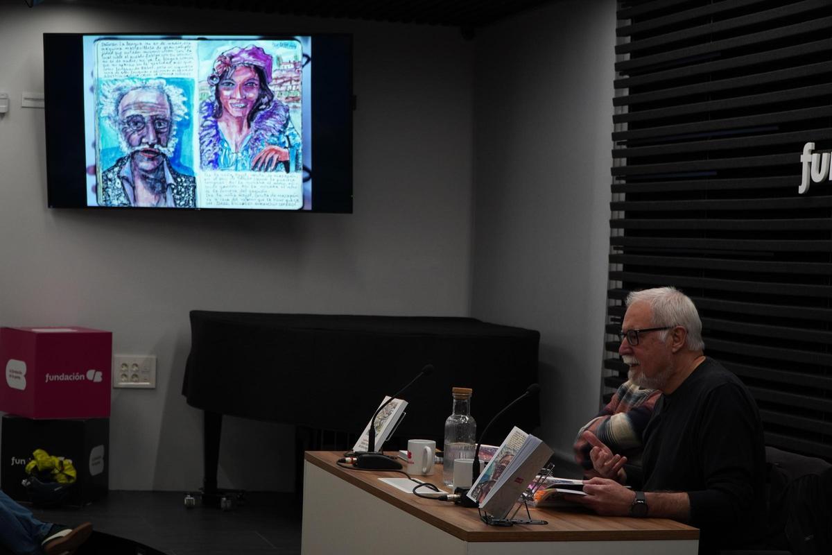 José Paulette, en la presentación de su libro, mostrando su homenaje a Agustín García Calvo e Isabel Escudero