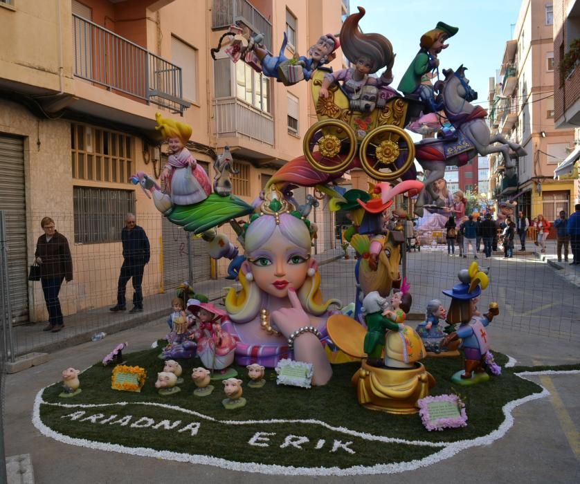 Monumentos y calles adornadas en Benetússer.