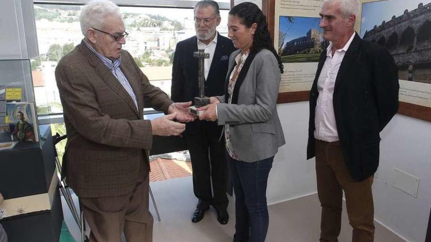 Philippot recibió el galardón de manos de la edil Silvia Díaz, con Pedro Martín y Manuel Doval. // R. Vázquez