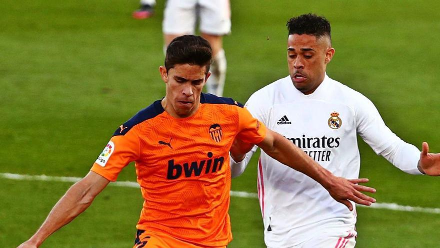 El jugador valencianista Gabriel Paulista defiende un balón ante el madridista Mariano. | REUTERS/SERGIO PEREZ