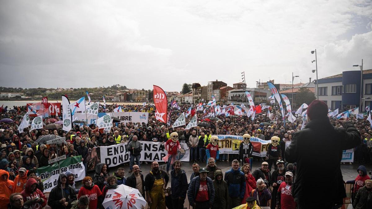 Concentración, ayer, en A Pobra do Caramiñal en contra del proyecto de Altri.