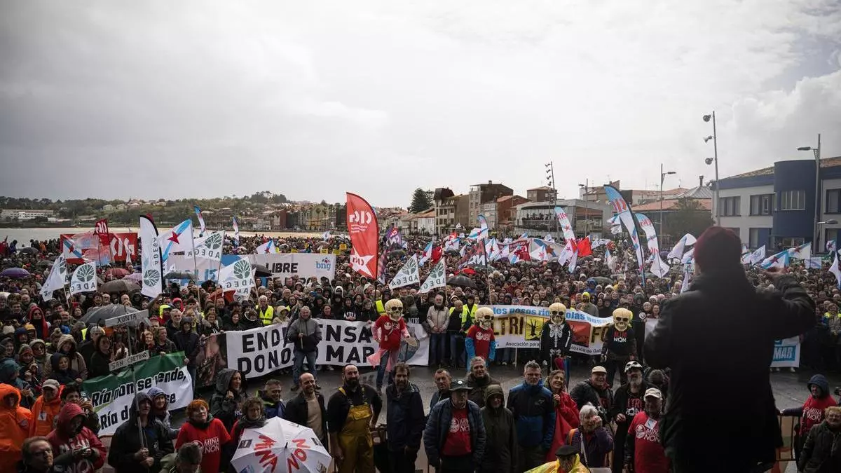 Voces críticas en mar y tierra contra la celulosa de Palas de Rei en A Pobra