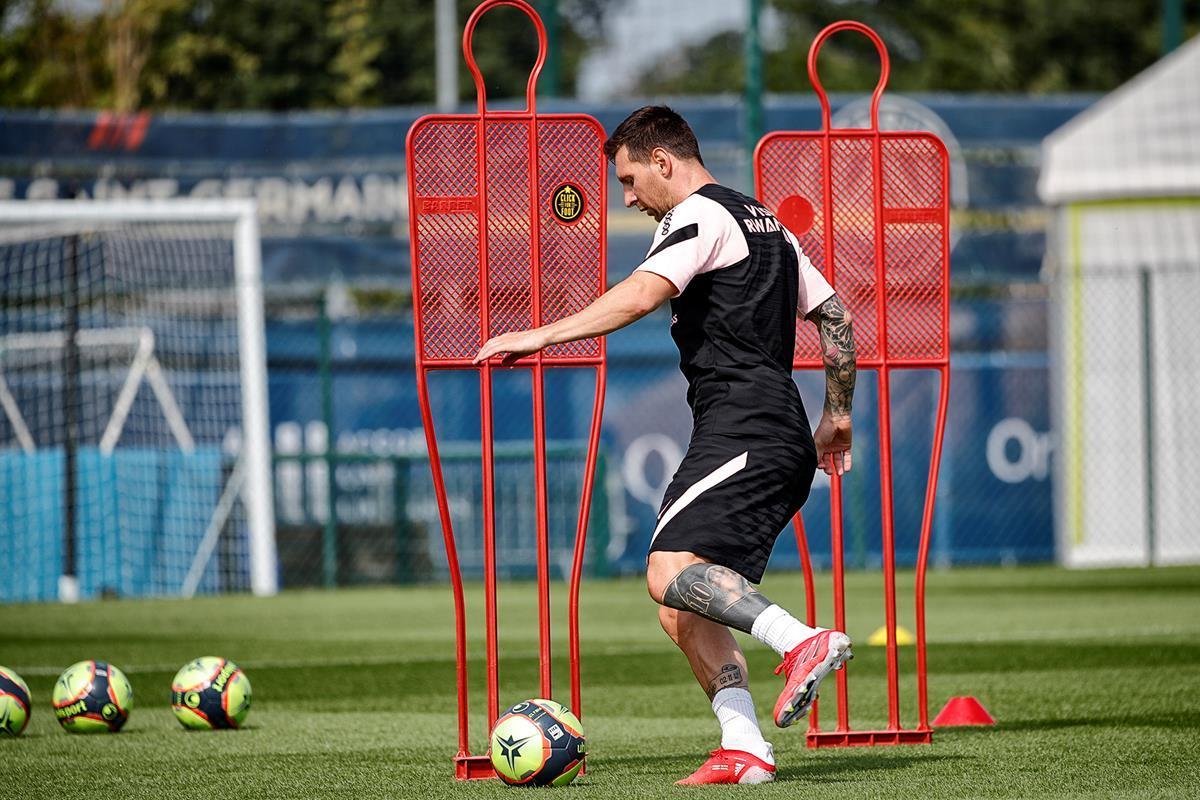 Las mejores imágenes del primer entrenamiento de Messi con el PSG Las mejores imágenes del primer entrenamiento de Messi con el PSG