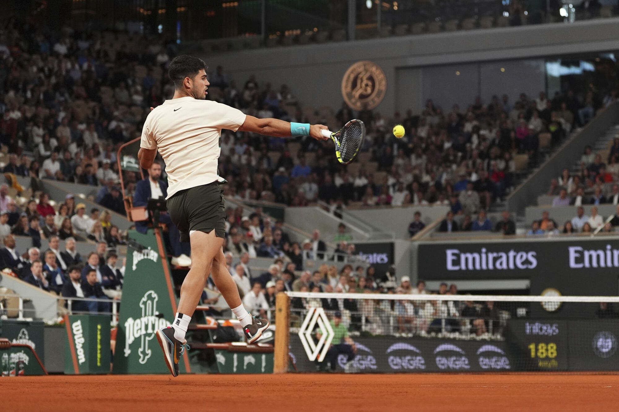Spain's Carlos Alcaraz plays a shot against Italy's Lorenzo Musetti during their semifinal match of the French Tennis Open at the Roland-Garros stadium in Paris, Friday, June 6, 2025. (AP Photo/Lindsey Wasson). EDITORIAL USE ONLY / ONLY ITALY AND SPAIN
