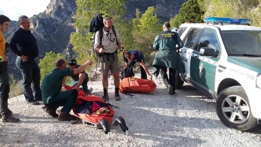 La mujer ha sido trasladada al centro de salud de Nerja tras el rescate.