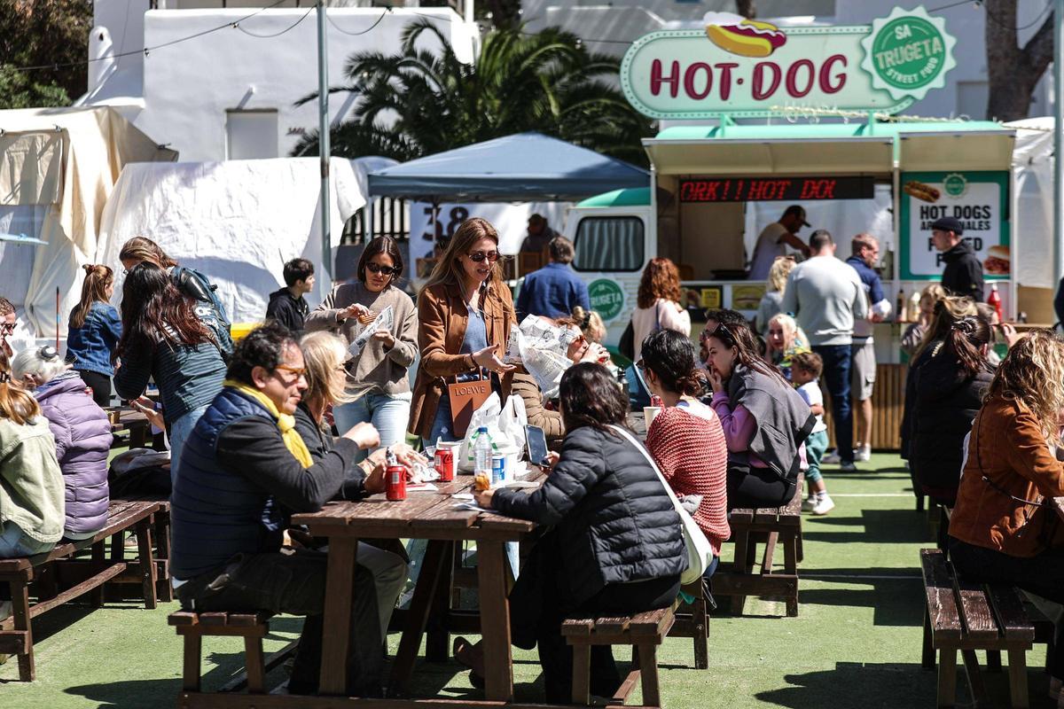 Todas las imágenes del primer día de la temporada del Hippy Market Punta Arabí en Ibiza