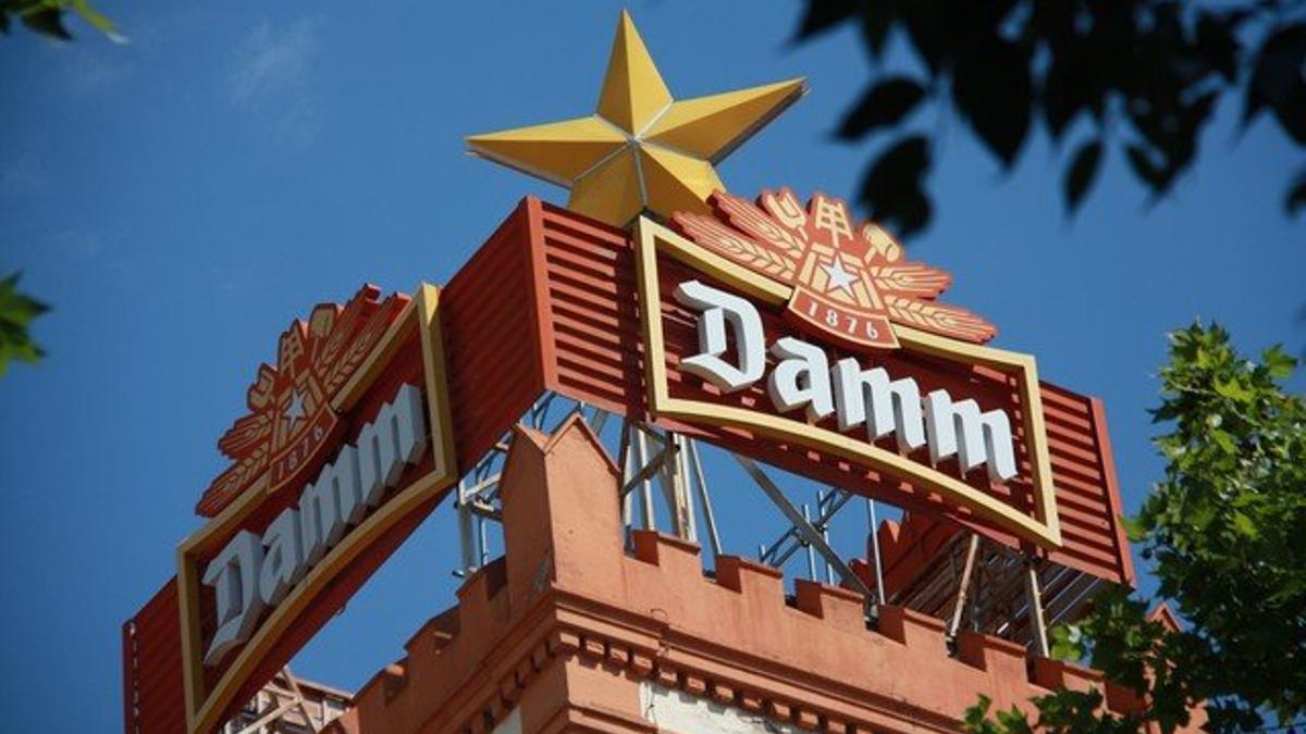 El logotipo de Damm en la sede institucional del grupo cervecero en Barcelona.