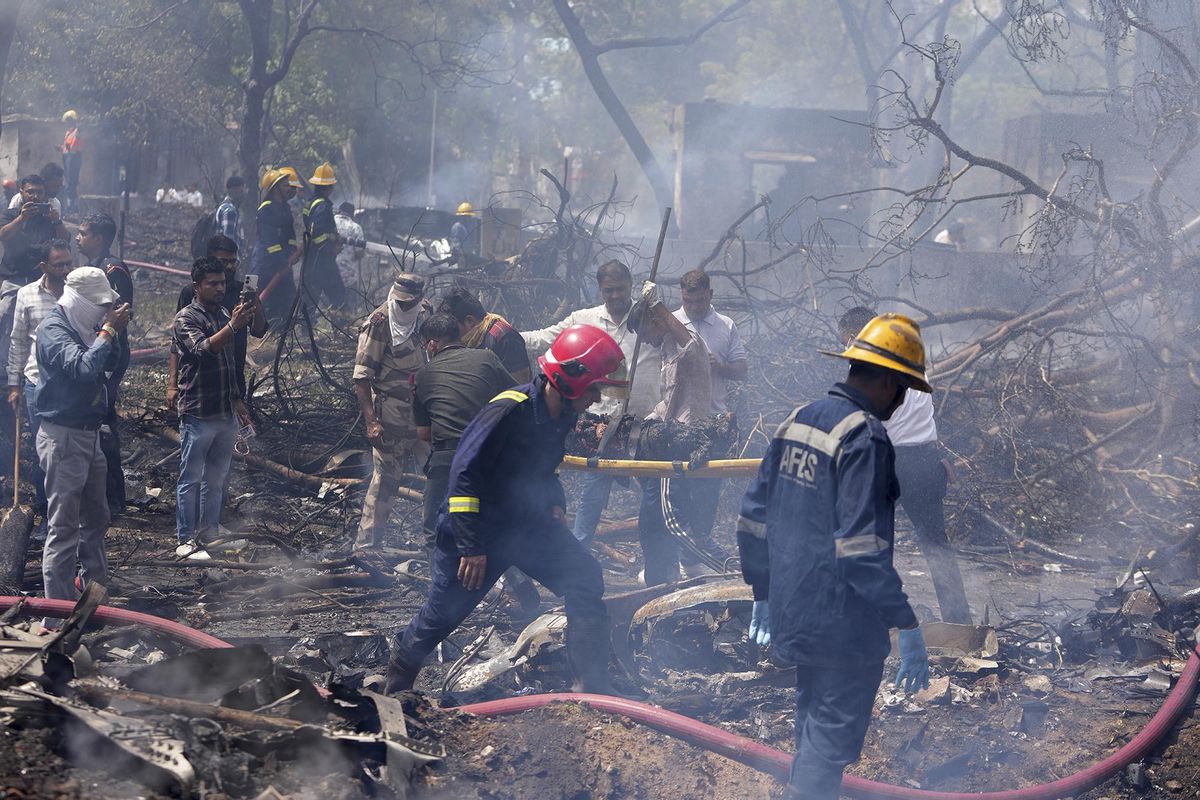 Se estrella un avión con 242 pasajeros con destino a Londres durante el despegue en la India