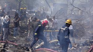 Se estrella un avión con 242 pasajeros con destino a Londres durante el despegue en la India